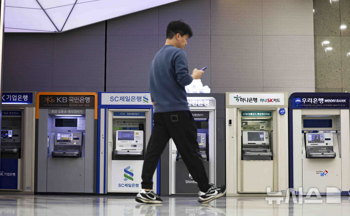 [서울=뉴시스] 김근수 기자 = 14일 서울 시내의 한 건물에 시중은행 ATM기계가 놓여 있다.&nbsp; 금융감독원은 '2024년 국내은행 영업실적(잠정)’에서 지난해 국내은행의 순이익이 22조4000억원으로 잠정 집계됐다. 전년(21조2000억원)에 비해 5.5%(1조2000억원) 증가했다고 발표했다. 2025.03.14. ks@newsis.com