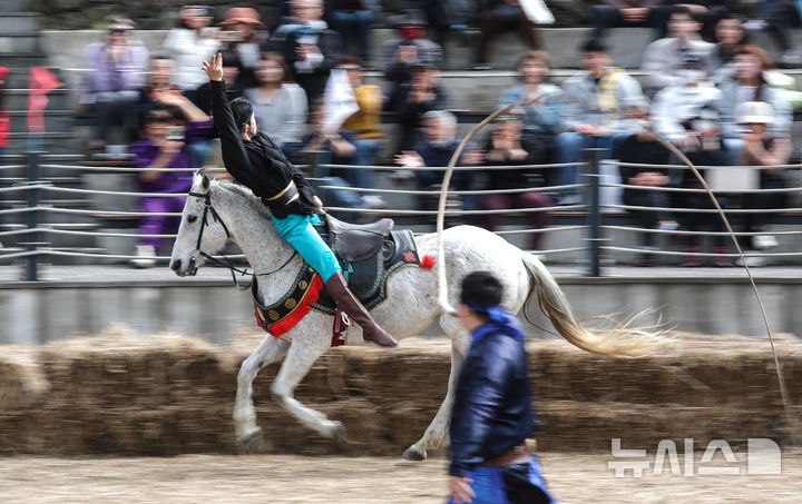 [제주=뉴시스] 우장호 기자 = 2025 제주들불축제 첫째 날인 14일 오후 제주시 애월읍 봉성리 새별오름 일대에서 마상마예 공연이 진행되고 있다. 2025.03.14. woo1223@newsis.com