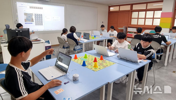 [곡성=뉴시스] 전남 곡성미래교육재단 로봇창의교실. ((사진=곡성군청 제공). photo@newsis.com *재판매 및 DB 금지