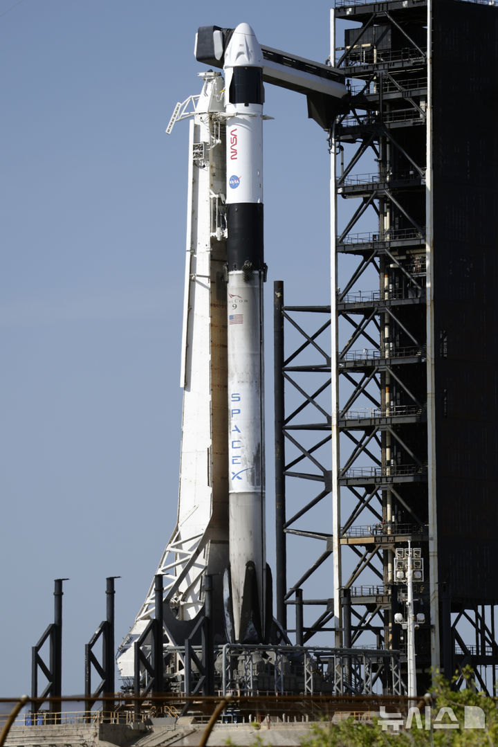 [케이프캐너배럴=AP/뉴시스]국제우주정거장에 9개월 넘게 강제로 머물고 있는 우주인 2명을 귀환시킬 미 스페이스X사의 팰컨 9 로켓이 14일(현지시각) 발사대에서 발사를 기다리고 있다. 2025.3.15. 