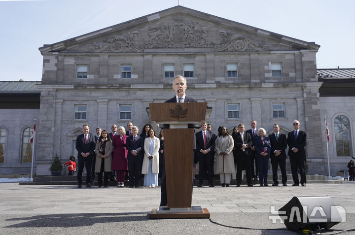 [오타와=AP/뉴시스] 마크 카니 캐나다 신임 총리가 14일(현지 시간) 오타와 리도홀에서 취임식을 한 뒤 기자회견 하고 있다. 카니 총리는 어떤 형태로든 미국에 속하지 않겠다며, 관세 전쟁 대응이 새 정부 우선순위라고 천명했다. 2025.03.15.