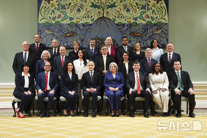 [오타와=AP/뉴시스] 14일(현지 시간) 취임한 마크 카니 캐나다 신임 총리(1열 왼쪽에서 네 번째)와 내각. 2025.03.15.