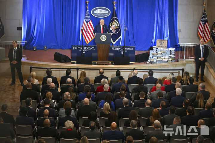 [워싱턴=AP/뉴시스]도널드 트럼프 미 대통령이 14일(현지시각) 법무부를 방문해 연설하고 있다. 2025.3.15. 