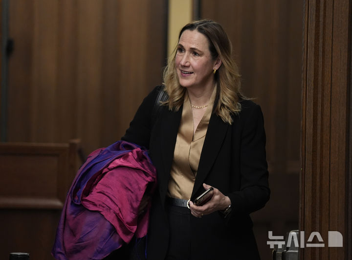 [오타와=AP/뉴시스]키어스틴 힐먼 주미 캐나다 대사가 지난 14일 오타와에서 내각 회의를 마치고 떠나고 있다. 2025.03.17.