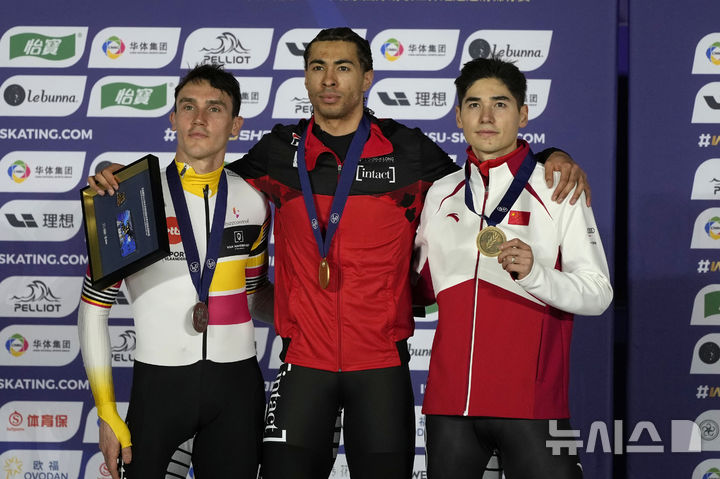 [베이징=AP/뉴시스] 캐나다의 윌리엄 단지누(가운데)가 15일 중국 베이징에서 열린 2025 ISU 쇼트트랙 세계선수권 남자 1500m 금메달을 획득한 뒤 시상대에서 기념 사진을 찍고 있다. 은메달(왼쪽)은 스테인 데스멋(벨기에), 동메달은 리우 샤오앙(중국)이 차지했다. 2025.03.15.
