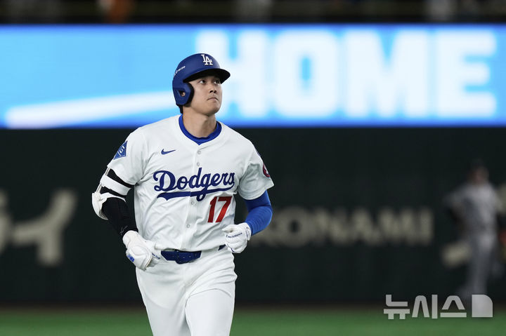 [도쿄=AP/뉴시스] 일본 프로야구 요미우리 자이언츠와 평가전에서 2점 홈런을 친 후 베이스를 돌고 있는 메이저리그 LA 다저스 오타니 쇼헤이. 2025.03.15.