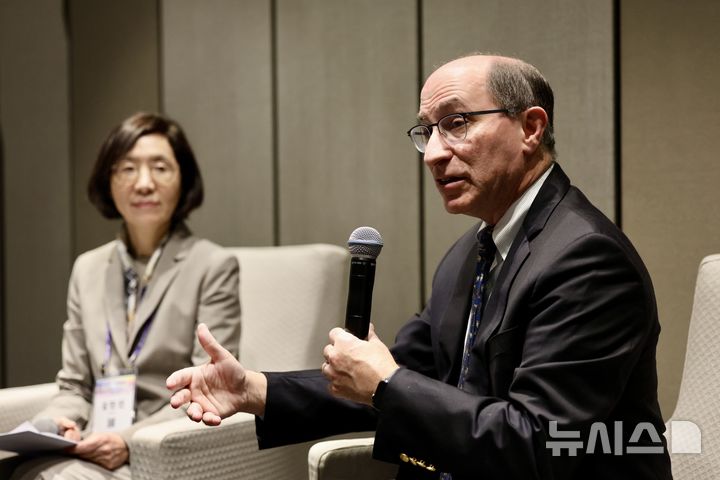 [서울=뉴시스]세계적인 비만 연구 전문가인 리 캐플런(lee M kaplan) 다트머스 의대 교수는 전날 오후 서울 광진구 워커힐 호텔 지하 1층 미팅룸에서 간담회를 가졌다. (사진= 대한비만학회 제공) 2025.03.15. photo@newsis.com.