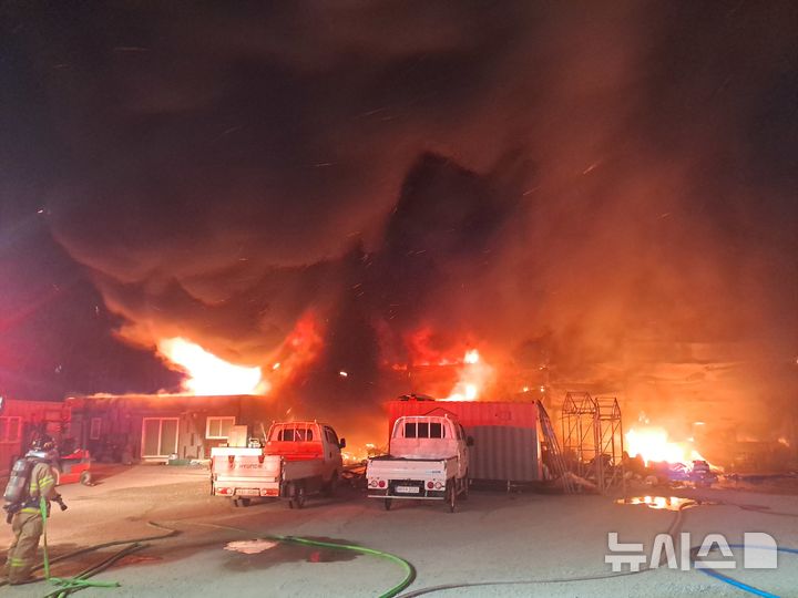 [음성=뉴시스] 14일 충북 음성군 금왕읍의 골프 전동카트 수리 업체에서 불이나 소방대원이 화재를 진화하고 있다. (사진= 음성소방서 제공) 2025.03.15. photo@newsis.com *재판매 및 DB 금지