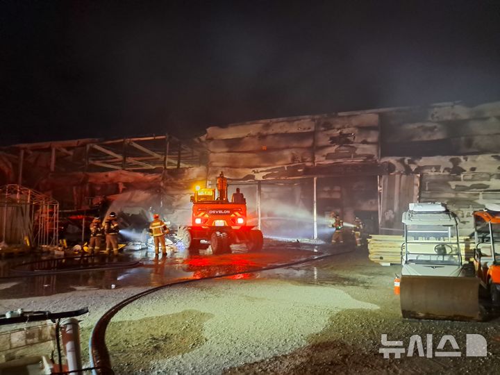 [음성=뉴시스] 14일 충북 음성군 금왕읍의 골프 전동카트 수리 업체에서 불이나 소방대원이 화재를 진화하고 있다. (사진= 음성소방서 제공) 2025.03.15. photo@newsis.com *재판매 및 DB 금지