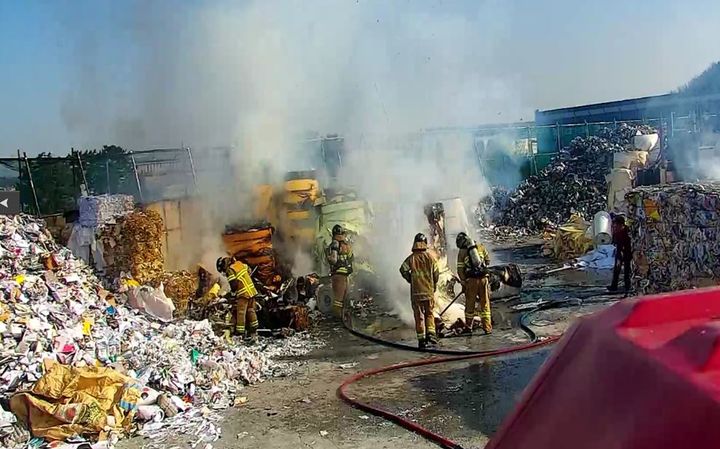 [경산=뉴시스] 지난 14일 오전 9시6분께 경북 경산시 자인면의 한 폐기물처리업체에서 불이 나 4000만원 상당의 피해를 낸 뒤 53분만에 진화됐다. (사진=경북소방본부 제공) photo@newsis.com *재판매 및 DB 금지