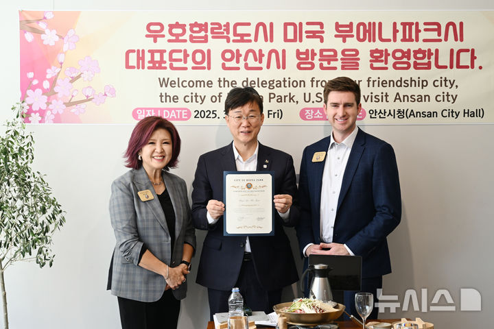 [안산=뉴시스]이민근 안산시장(사진 가운데)이 조이스 안 미 부에나파크시 시장(사진 왼쪽 첫 번째)의 감사패를 받은 후 감사패를 들어보이며 함께 기념촬영을 하고 있다.(사진=안산시 제공)2025.03.15.photo@newsis.com