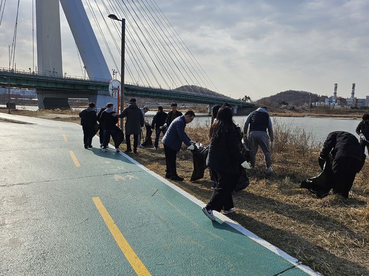 [인천=뉴시스] 15일 오전 인천 서구 청라동 공촌천에서 인천환경공단공단 직원 및 자원봉사자가 공촌천 하천 가꾸기 활동을 하고 있다. (사진=인천환경공단 제공) 2025.03.15. photo@newsis.com&nbsp; *재판매 및 DB 금지