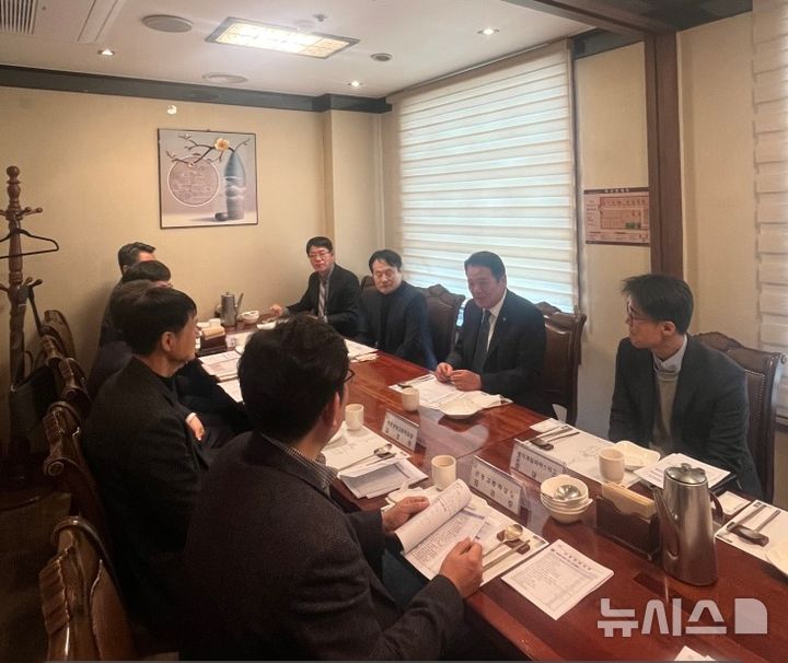 [안양=뉴시스] 최대호 시장(사진 오른쪽 앞에서 두 번째)이 관내 특성화고와 특목고 교장들과 학교 발전을 위한 간담회를 열고 있다. (사진=안양시 제공).