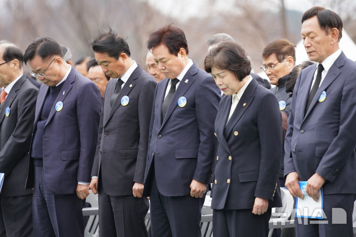 [창원=뉴시스]15일 창원 국립3·15민주묘지에서 국가보훈부 주관 제65주년 3·15의거 기념식에 참석한 강정애(오른쪽수 두 번째부터) 국가보훈부 장관, 박완수 경남도지사, 최학범 경남도의회 의장, 홍남표 창원시장이 3·15 희생 영령들을 대한 묵념을 하고 있다. (사진=경남도 제공) 2025.03.15. photo@newsis.com
