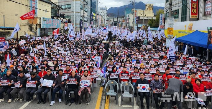 [구미=뉴시스] 박홍식 기자 = 15일 경북 구미시 구미역 광장에서 열린 윤석열 대통령 탄핵 반대 집회에 참석한 시민들이 '반국가 세력 척결하자'며 구호를 외치고 있다. 2025.03.15 phs6431@newsis.com