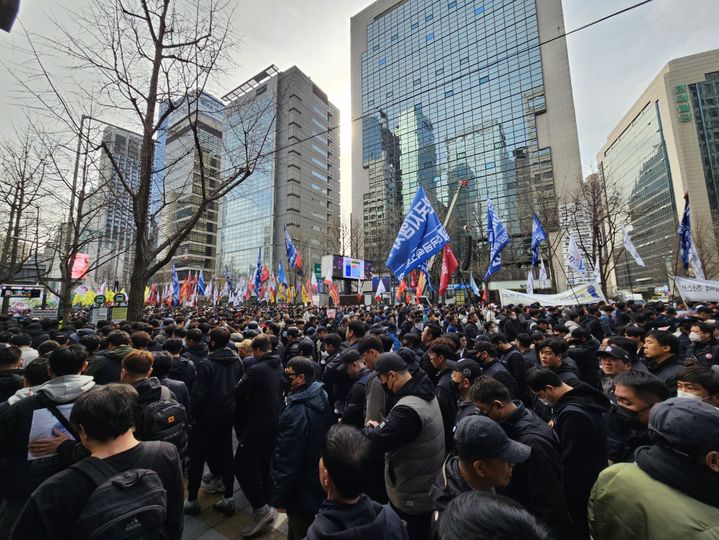 [서울=뉴시스] 이다솜 기자 = 윤석열 대통령 탄핵심판의 선고를 앞둔 15일 오후 서울 지하철 3호선 안국역 인근에서 시민단체 촛불행동이 '윤석열 대통령 탄핵 찬성 집회'를 진행 중이다. 2025.03.15. citizen@newsis.com *재판매 및 DB 금지