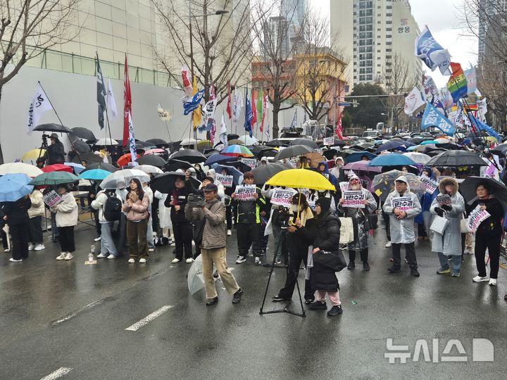 [부산=뉴시스] 김민지 기자 = 15일 오후 부산 부산진구 일대에서 윤석열 즉각퇴진 사회대개혁 부산비상행동은 정권 파면 시민대회를 진행하고 있다. 2025.03.15. mingya@newsis.com