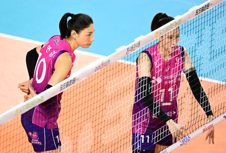 [서울=뉴시스] 프로배구 흥국생명 김연경(왼쪽)과 김수지가 15일 인천삼산월드체육관에서 열린 도드람 2024~2025 V-리그 여자부 한국도로공사와의 경기에 임하고 있다. (사진=KOVO 제공) 2025.03.15. *재판매 및 DB 금지