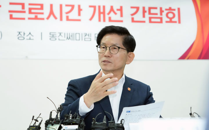 [서울=뉴시스] 김문수 고용노동부 장관이 지난 11일 열린 '반도체 연구개발(R&D) 근로시간 간담회에 참석해 발언하고 있다. 2025.03.11. (사진=고용노동부 제공) *재판매 및 DB 금지