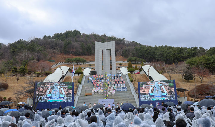 [서울=뉴시스] 정병혁 기자 = 15일 오전 경남 창원시 마산회원구 국립3.15 민주묘지에서 열린 제65주년 3.15의거 기념식에서 기념공연이 펼쳐지고 있다.(사진=국가보훈부 제공) 2025.03.15. photo@newsis.com *재판매 및 DB 금지