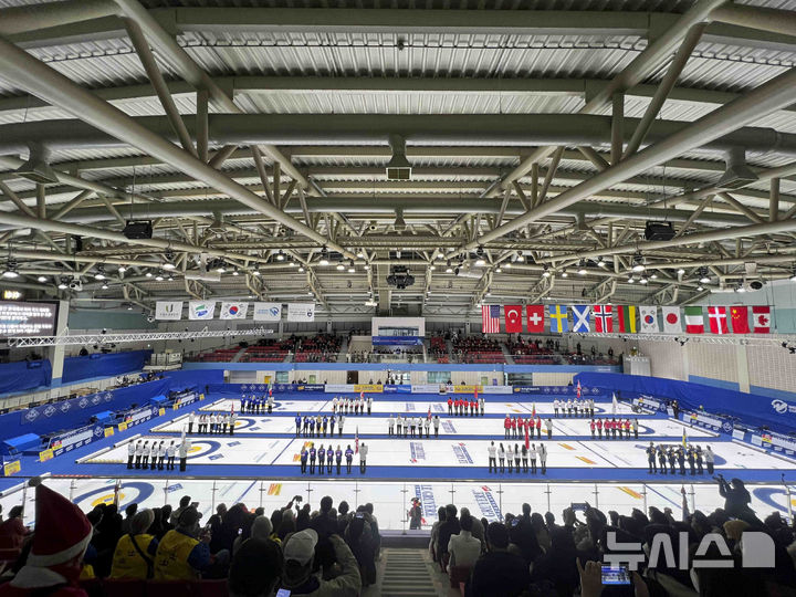 [의정부=뉴시스] 김근수 기자 = 15일 경기 의정부빙상장에서 2025 LGT 세계여자컬링선수권대회 개회식이 열리고 있다. 2025.03.15. ks@newsis.com