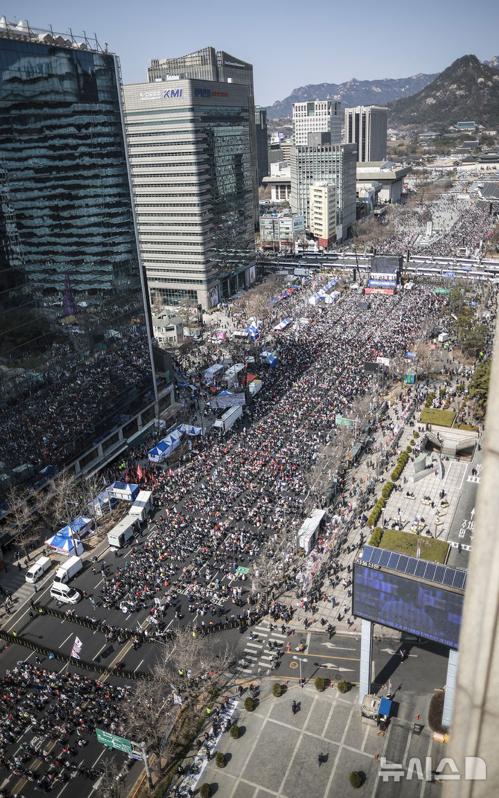 [서울=뉴시스] 정병혁 기자 = 윤석열 대통령 탄핵심판의 선고를 앞둔 15일 서울 종로구 광화문사거리에 윤석열 대통령 탄핵 찬반 도심집회로 인한 경찰 차벽이 설치되어 있다. 2025.03.15. jhope@newsis.com