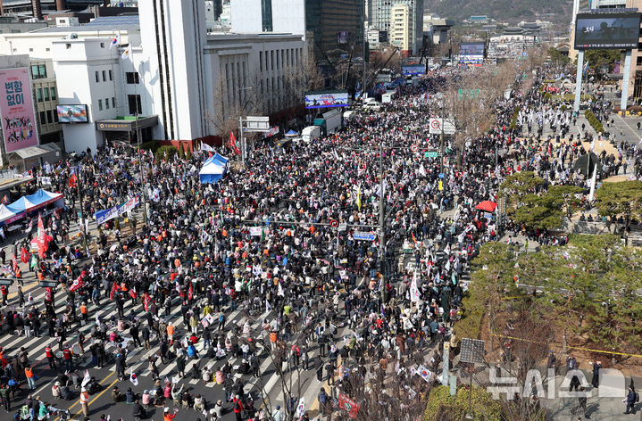 [서울=뉴시스] 추상철 기자 = 윤석열 대통령에 대한 헌법재판소의 탄핵심판 선고가 임박한 15일 오후 서울 종로구 세종대로 일대에서 열린 자유통일당의 '3.15 광화문국민대회'에서 참가자들이 도로를 가득 메우고 있다. 2025.03.15. scchoo@newsis.com