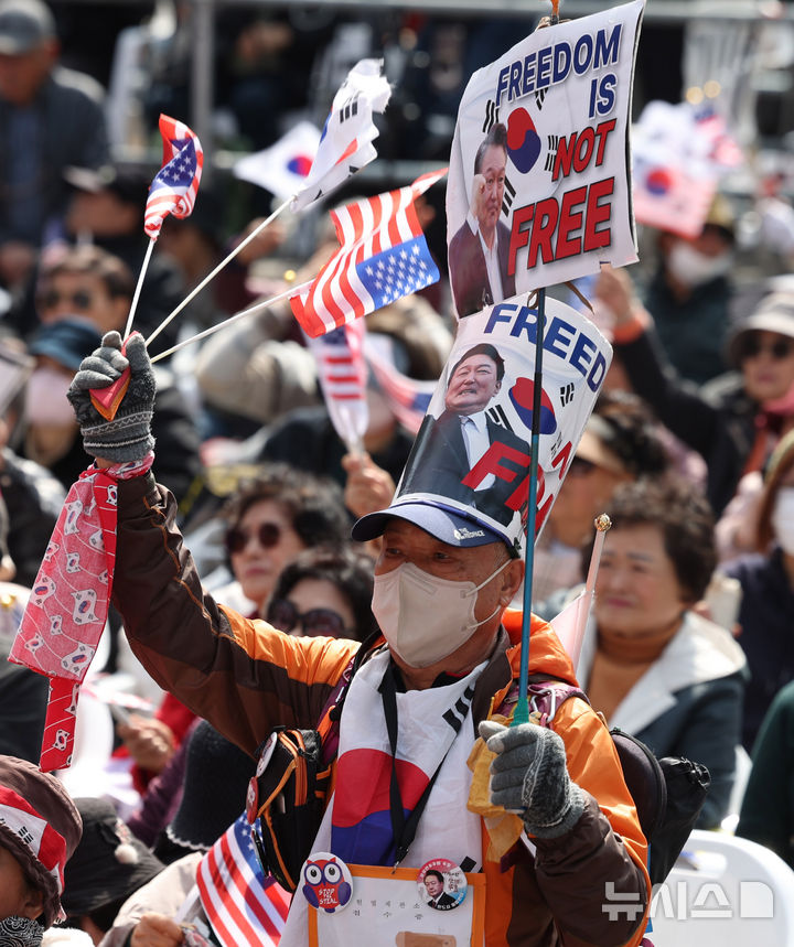 [서울=뉴시스] 추상철 기자 = 윤석열 대통령에 대한 헌법재판소의 탄핵심판 선고가 임박한 15일 오후 서울 종로구 세종대로 일대에서 열린 대한민국바로세우기국민운동본부와 자유통일당의 '3.15 광화문국민대회'에서 참가자들이 윤석열 대통령 탄핵 기각을 촉구하고 있다. 2025.03.15. scchoo@newsis.com