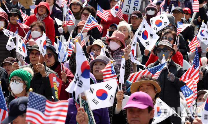 [서울=뉴시스] 추상철 기자 = 윤석열 대통령에 대한 헌법재판소의 탄핵심판 선고가 임박한 15일 오후 서울 종로구 세종대로 일대에서 열린 대한민국바로세우기국민운동본부와 자유통일당의 '3.15 광화문국민대회'에서 참가자들이 윤석열 대통령 탄핵 기각을 촉구하고 있다. 2025.03.15. scchoo@newsis.com