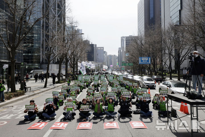 [서울=뉴시스] 최동준 기자 = 민주노총 공공운수노조 전국교육공무직본부가 15일 서울 종각역 인근에서 결의대회를 열고 학교공공성 강화, 비정규직 차별 철폐 등을 촉구하고 있다. 2025.03.15. photocdj@newsis.com