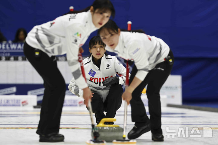[의정부=뉴시스] 김근수 기자 = 15일 경기 의정부빙상장에서 열린 2025 LGT 세계여자컬링선수권대회 대한민국과 일본의 경기에서 스킵 김은지가 스톤을 투구하고 있다. 2025.03.15. ks@newsis.com