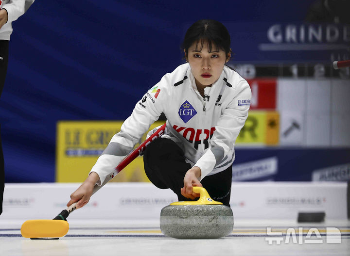 [의정부=뉴시스] 김근수 기자 = 15일 경기 의정부빙상장에서 열린 2025 LGT 세계여자컬링선수권대회 대한민국과 일본의 경기에서 리드 설예은이 스톤을 투구하고 있다. 2025.03.15. ks@newsis.com
