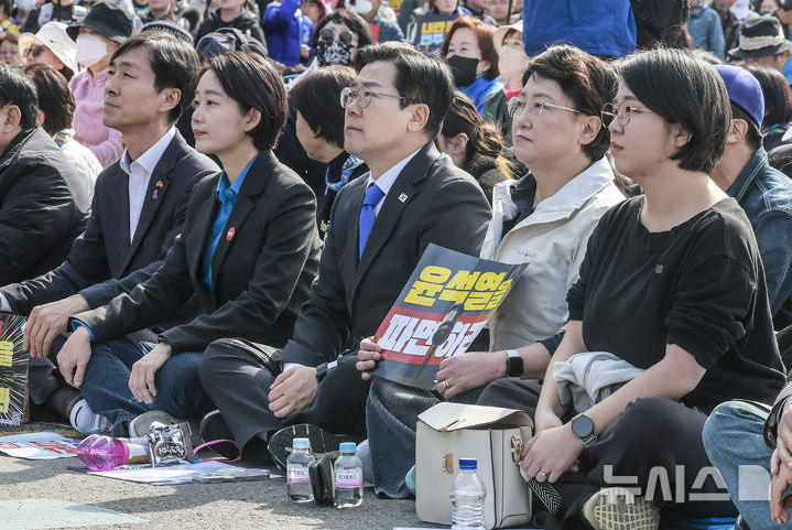 [서울=뉴시스] 정병혁 기자 = 15일 서울 종로구 광화문 동십자각 앞에서 열린 야5당 공동 비상시국 대응을 위한 범국민대회에서 참석자들이 구호를 외치고 있다. 왼쪽부터 한창민 사회개혁당 대표, 김재연 진보당 상임대표, 박찬대 더불어민주당 원내대표, 김선민 조국혁신당 대표 권한대행, 용혜인 기본소득당 대표. 2025.03.15. jhope@newsis.com