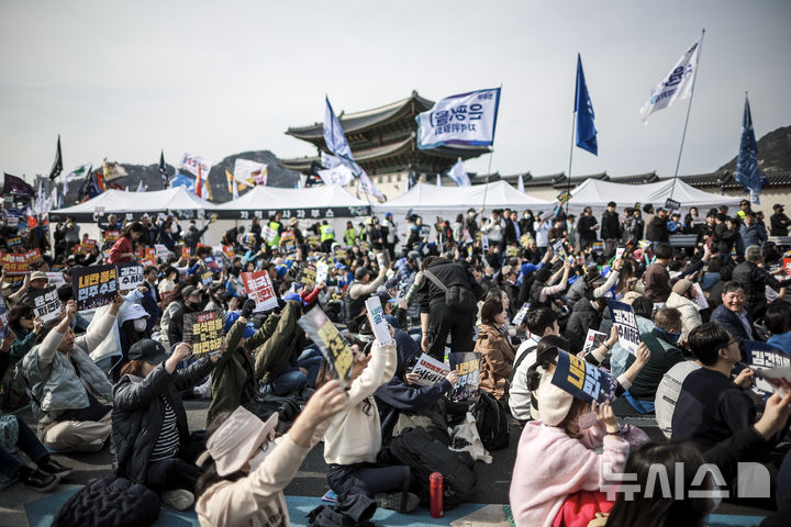 [서울=뉴시스] 정병혁 기자 = 15일 서울 종로구 광화문 동십자각 앞에서 열린 윤석열즉각퇴진 사회대개혁 15차 범시민대행진에서 참가자들이 피켓을 들고 있다. 2025.03.15. jhope@newsis.com