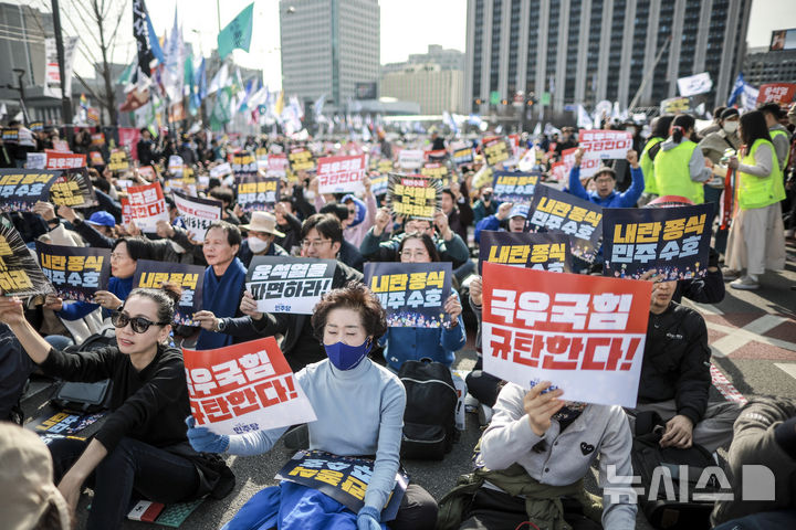 [서울=뉴시스] 정병혁 기자 = 15일 서울 종로구 광화문 동십자각 앞에서 열린 윤석열즉각퇴진 사회대개혁 15차 범시민대행진에서 참가자들이 피켓을 들고 있다. 2025.03.15. jhope@newsis.com