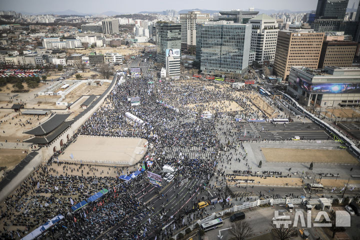 [서울=뉴시스] 정병혁 기자 = 15일 서울 종로구 광화문 동십자각 앞에서 열린 윤석열즉각퇴진 사회대개혁 15차 범시민대행진에서 참가자들이 피켓을 들고 있다. 2025.03.15. jhope@newsis.com