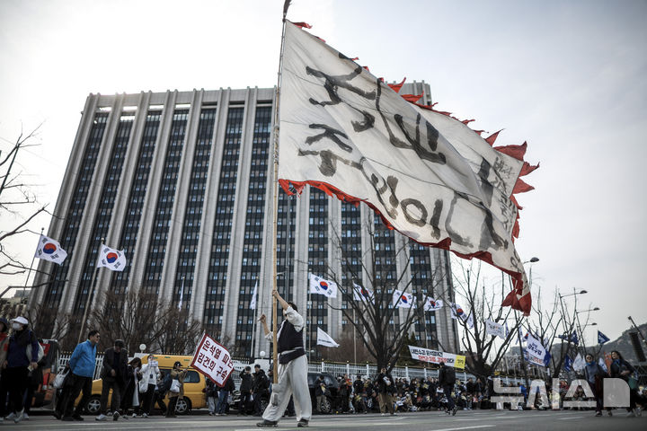 [서울=뉴시스] 정병혁 기자 = 15일 서울 종로구 광화문 동십자각 앞에서 열린 윤석열즉각퇴진 사회대개혁 15차 범시민대행진에서 참가자들이 피켓을 들고 있다. 2025.03.15. jhope@newsis.com