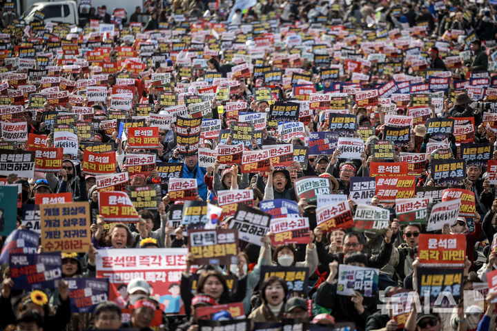 [서울=뉴시스] 정병혁 기자 = 15일 서울 종로구 광화문 동십자각 앞에서 열린 윤석열즉각퇴진 사회대개혁 15차 범시민대행진에서 참가자들이 피켓을 구호를 외치고 있다. 2025.03.15. jhope@newsis.com