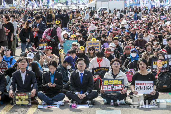 [서울=뉴시스] 정병혁 기자 = 15일 서울 종로구 광화문 동십자각 앞에서 열린 야5당 공동 비상시국 대응을 위한 범국민대회에서 참석자들이 피켓을 들고 있다. 왼쪽부터 한창민 사회개혁당 대표, 김재연 진보당 상임대표, 박찬대 더불어민주당 원내대표, 김선민 조국혁신당 대표 권한대행, 용혜인 기본소득당 대표. 2025.03.15. jhope@newsis.com