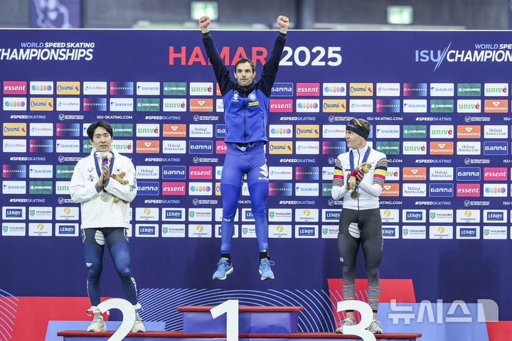 [하마르=AP/뉴시스] 이승훈(알펜시아)이 16일(한국 시간) 노르웨이 하마르에서 열린 2025 국제빙상경기연맹(ISU) 스피드스케이팅 종목별 세계선수권대회 남자 매스스타트에서 은메달을 딴 뒤 시상식을 하고 있다. 2025.03.16
