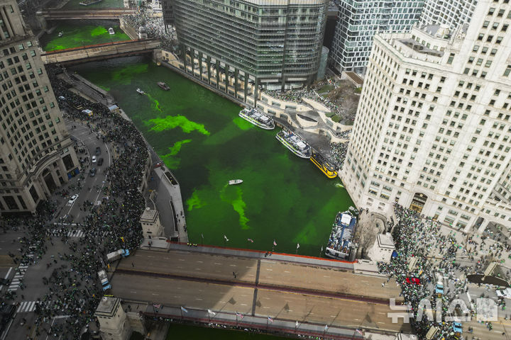 [시카고=AP/뉴시스] 15일(현지 시간) 미국 시카고 강이 성 패트릭의 날을 맞아 초록색으로 물들어 있다. 2025.03.18.