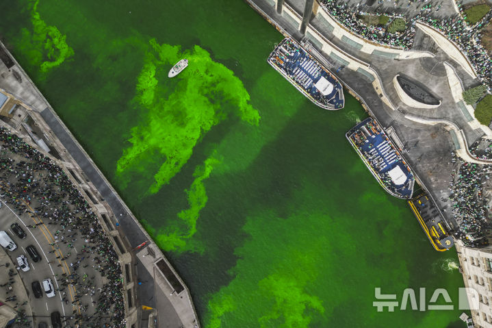[시카고=AP/뉴시스] 15일(현지 시간) 미국 시카고 강이 성 패트릭의 날을 맞아 초록색으로 물들어 있다. 2025.03.18.