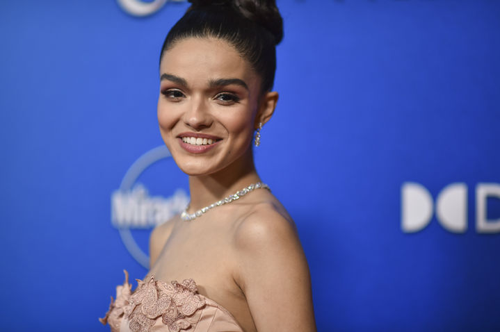 [LA=AP/뉴시스] 디즈니 실사 영화 '백설공주'에서 타이틀롤을 맡은 라틴계 미국 배우 레이철 제글러(Rachel Zegler)가 레드카펫을 밟고 있다. 