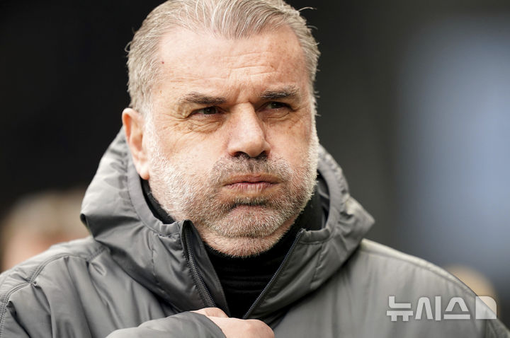[런던=AP/뉴시스] 잉글랜드 프로축구 프리미어리그(EPL) 토트넘 홋스퍼의 안지 포스테코글루 감독. 2025. 3. 16.