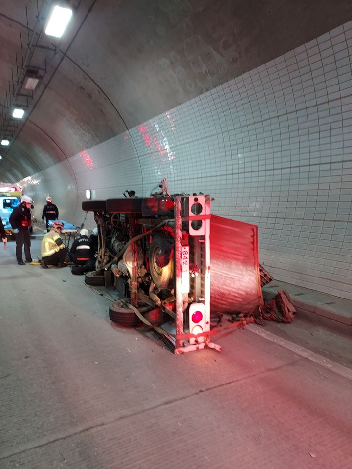 [진안=뉴시스] 지난 15일 오후 5시38분께 전북 진안군의 한 국도 내 터널에서 1t 트럭이 마주오던 차량을 들이받아 전도돼있다. (사진=전북도소방본부 제공) 2025.03.16. photo@newsis.com *재판매 및 DB 금지