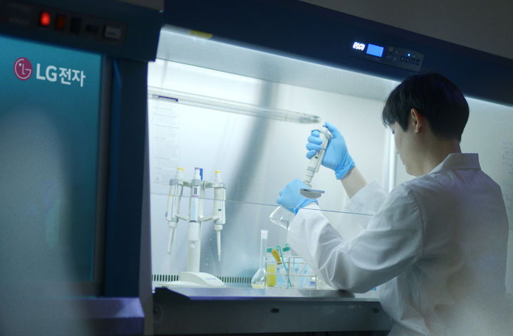 [서울=뉴시스] LG전자가 B2B 신사업으로 육성하고 있는 항균 기능성 소재 ‘퓨로텍(PuroTec™)’을 식품 가공 산업으로 확대 적용한다. 기능성 소재를 개발 중인 연구원의 모습. (사진=LG전자 제공) 2025.3.16. photo@newsis.com *재판매 및 DB 금지