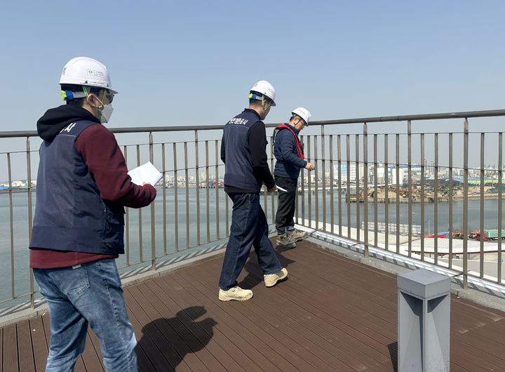 [인천=뉴시스] IPA 관계자 등이 인천항국제여객터미널 및 부두에서 안전점검을 실시하고 있다. (사진=IPA 제공) 2025.03.16. photo@newsis.com&nbsp;&nbsp;&nbsp;&nbsp;&nbsp; *재판매 및 DB 금지