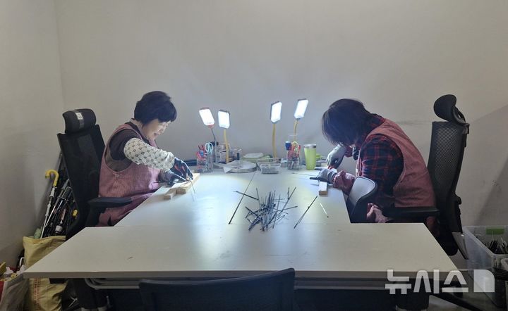 [광명=뉴시스]전문 교육을 받은 지역공동체일자리 근로자들이 광명시 업사이클아트센터 우산수리센터에서 고장난 우산을 수리하고 있다.(사진=광명시 제공)2025.03.16.photo@newsis.com