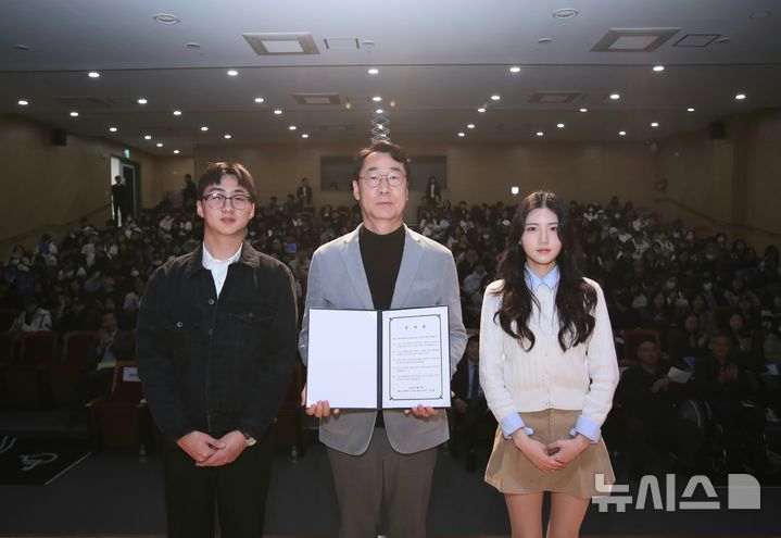 [화성=뉴시스]정명근 화성시장(사진 가운데)이 15일 화성시 장학관 입사식에서 선서를 한 입사생 대표들과 기념촬영을 하고 있다.(사진=화성시 제공)2025.03.16.photo@newsis.com