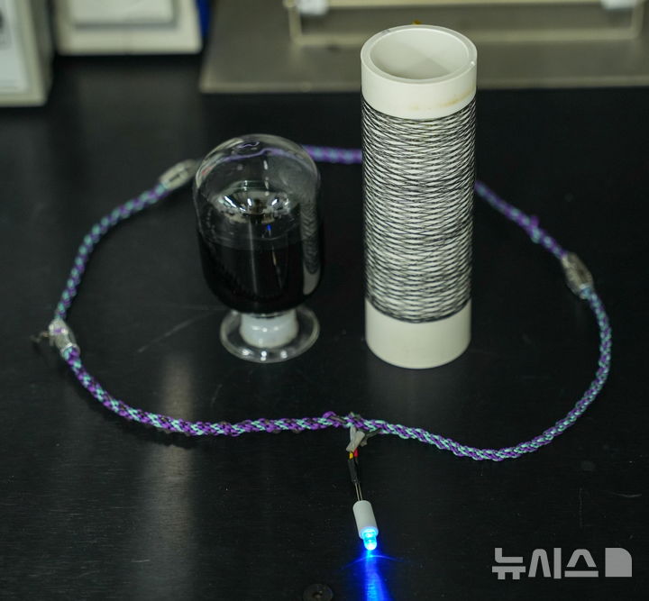 [창원=뉴시스]기능화된 CNT 용액 및 경량 와이어, 이를 활용해 제작된 목걸이형 슈퍼커패시터.(사진=한국전기연구원 제공) 2025.03.17.photo@newsis.com